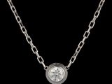 un collier en or blanc et diamants monté sur une chaîne