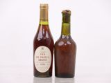 deux bouteilles de vin posées l'une à côté de l'autre sur une table