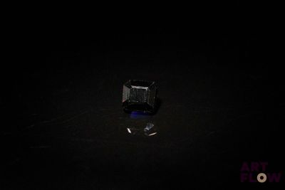 l'image d'un diamant noir dans l'obscurité