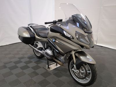 une moto garée sur un sol à damier noir et blanc