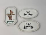 trois plateaux en porcelaine sur lesquels est représentée une femme assise sur une table