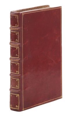 un vieux livre rouge orné de dorures