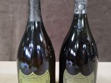 deux bouteilles de champagne posées l'une à côté de l'autre sur une table