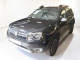 une photo d'un SUV noir garé dans une pièce blanche