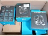 Plusieurs cartons contenant des appareils photo sont empilés les uns sur les autres dans un carton.
