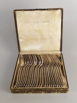des couverts dans une boîte contenant une cuillère et d’autres cuillères