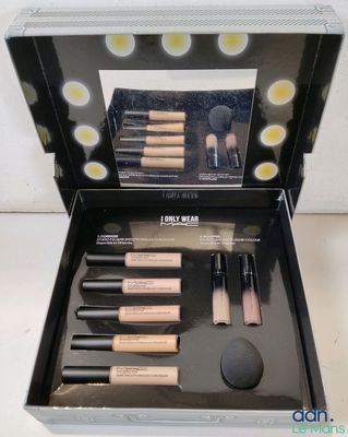 une boîte contenant des produits de maquillage, posée sur une table