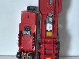 un camion rouge et une voiture rouge, l'un à côté de l'autre