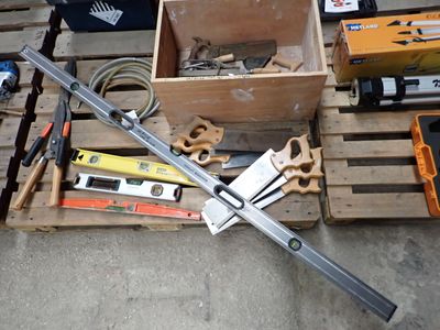 une caisse d'outils posée sur une palette à côté d'une autre caisse d'outils