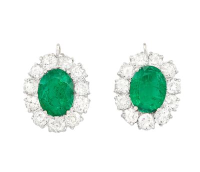une paire de boucles d'oreilles en émeraude et diamant