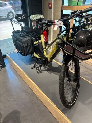un vélo avec un sac à l'arrière, dans un magasin