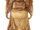 statue en bois représentant un Bouddha souriant assis sur un fond blanc