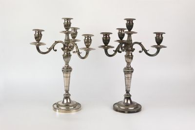 paire de candélabres anciens en métal argenté avec bougeoirs