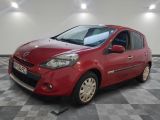 la photo d'une voiture rouge garée dans un garage