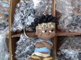 un porte-clés orné d'un personnage de dessin animé, présenté dans une boîte