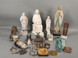 de nombreuses statues de Jésus et d'autres objets religieux posés sur la table