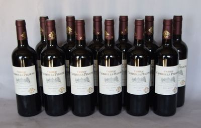 six bouteilles de vin sont alignées sur une table