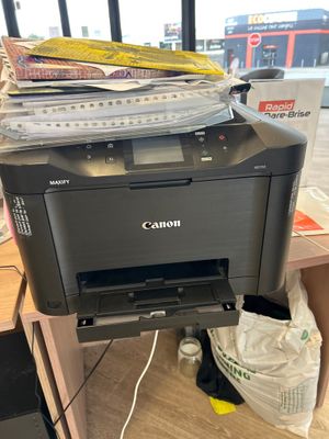 une imprimante posée sur un bureau