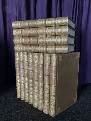 plusieurs vieux livres empilés sur une table