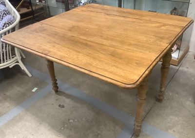 une table sur laquelle repose un plateau en bois