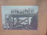 une photo d'un groupe d'hommes debout sur un pont
