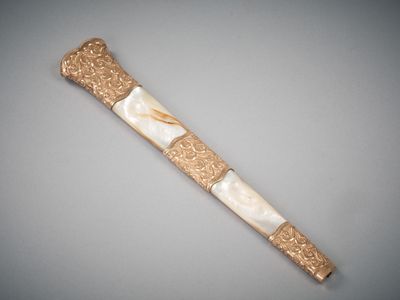 Manche d'ombrelle ou de loupe en argent doré et nacre à déco…