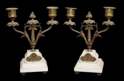 paire de candélabres anciens en laiton et marbre, sur des socles en marbre