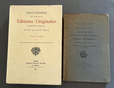 deux livres posés l'un à côté de l'autre sur une table