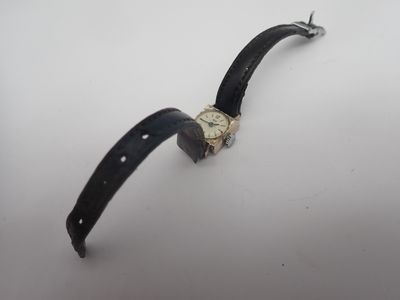 une montre qui gît par terre dans la neige