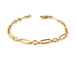 gros plan d'un bracelet en chaîne en or sur fond blanc