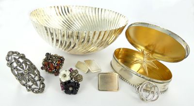 de nombreux bijoux en argent et en or posés sur une table blanche