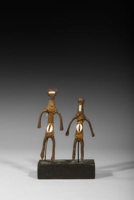 deux figurines en bronze représentant un homme et une femme