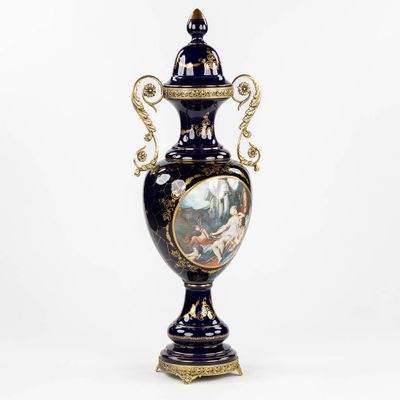 un vase avec l'image d'un homme et d'une femme dessus