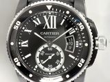 une montre noire dont le cadran est orné de chiffres romains