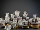 de nombreux types de tasses à thé et de soucoupes sur la table
