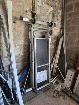 une pièce dans laquelle se trouvent de nombreux objets différents
