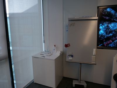 une photo d'une salle de bains avec un lavabo et un miroir