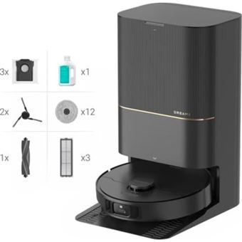 un gros plan sur une cafetière accompagnée d'une horloge et d'autres objets
