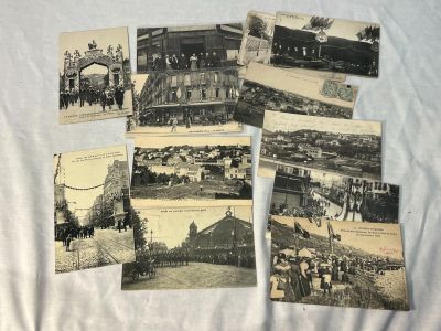 plusieurs vieilles photographies en noir et blanc de personnes et de bâtiments