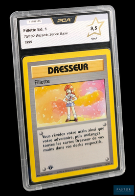 Sur la carte, on voit une fille en robe.