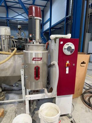 une machine placée au milieu d'une pièce