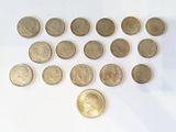 un grand nombre de pièces qui se trouvent sur une surface blanche