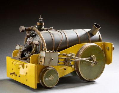une maquette de canon posée sur une table
