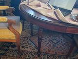 un bureau sur lequel se trouve un ordinateur portable, avec une chaise devant