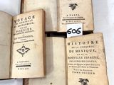 plusieurs vieux livres sont empilés sur une table