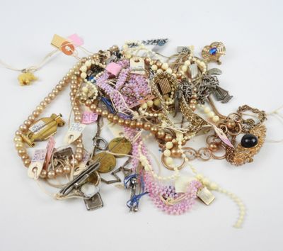 une pile de bijoux assortis sur une surface blanche