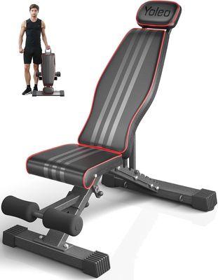 un homme debout à côté d'un banc de musculation noir et rouge