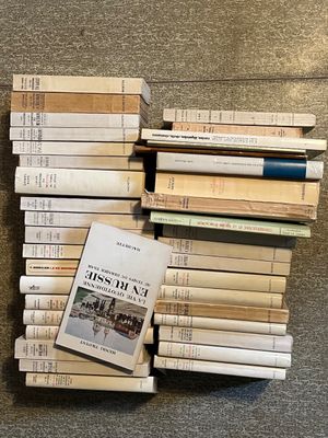 de nombreux livres empilés sur le sol
