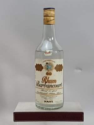 une bouteille de rhum posée sur un support en bois