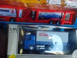 trois camions jouets posés les uns sur les autres